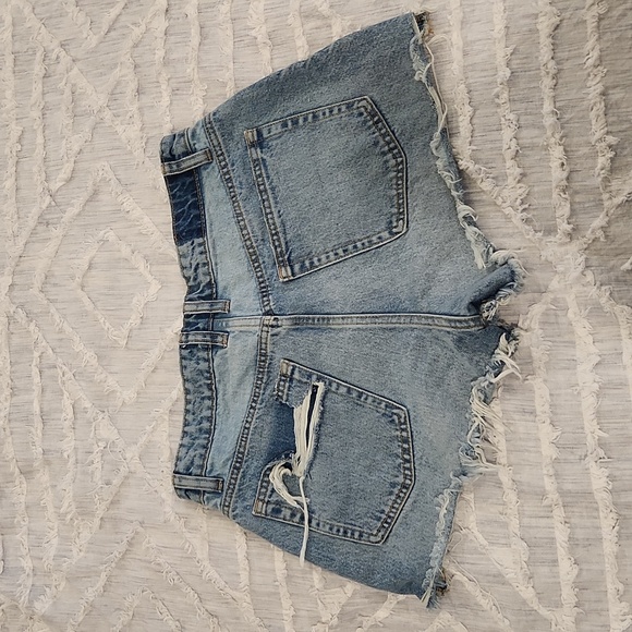 High waist, button fly Zara jean shorts size 6! - Picture 4 of 9